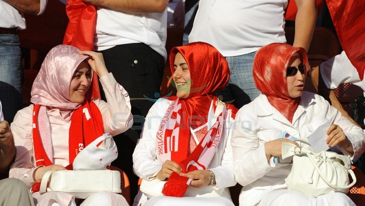 Вице-премьер Турции рекомендует женщинам не смеяться громко