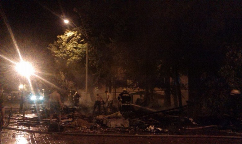 На Михайловской площади подпалили палатки
