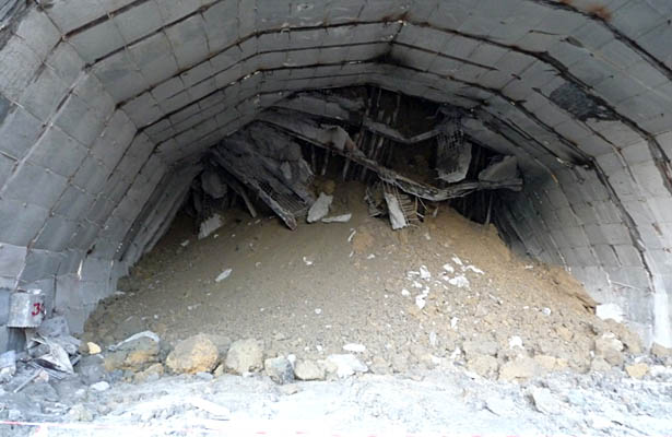 В Китае спасли 13 рабочих, которые почти неделю провели в обрушенном туннеле