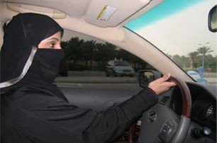 Женщин ОАЭ накажут за макияж за рулем