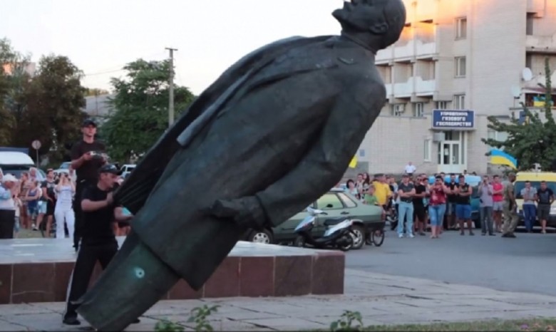 В Днепропетровской области памятнику Ленину отпилили ноги