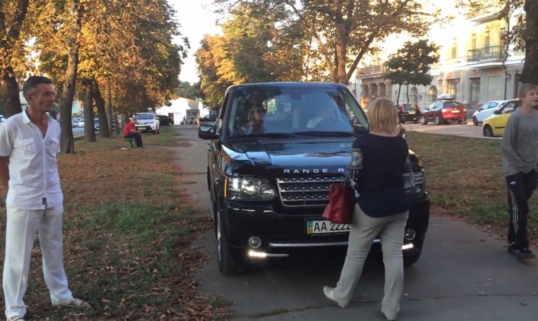 Отважные киевлянки не дали проехать джипу по пешеходной дорожке