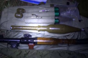 В лесополосе под Киевом нашли арсенал оружия и боеприпасов
