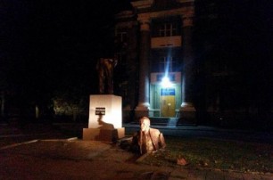 В Харькове разрушили два памятника Ленину