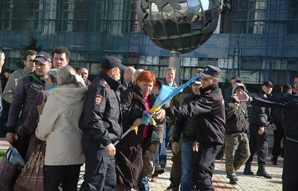 В Новосибирске полиция и титушки сорвали Марш мира