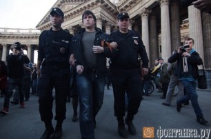 В Петербурге на Марше Мира начались драки и аресты