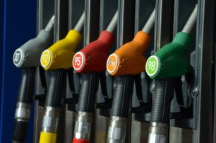 Автолюбители переходят на дешевое топливо