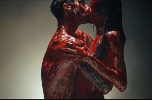 Группа Maroon 5 сняла кровавое видео