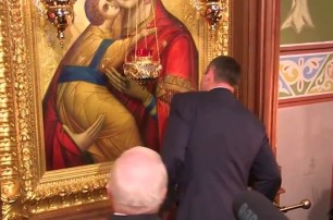 Во время молитвы Кличко чуть не разбил икону головой