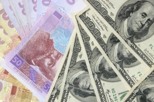Украинцы перевели больше половины валютных покупок в тень