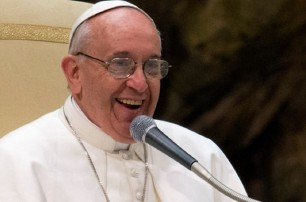 Папа Римский продаст шапочку, чтобы помочь цыганам в Швеции