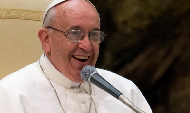 Папа Римский продаст шапочку, чтобы помочь цыганам в Швеции