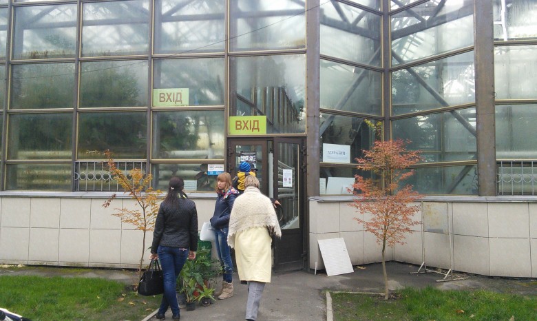 На распродаже растений в центральном ботсаду Киева устроили давку
