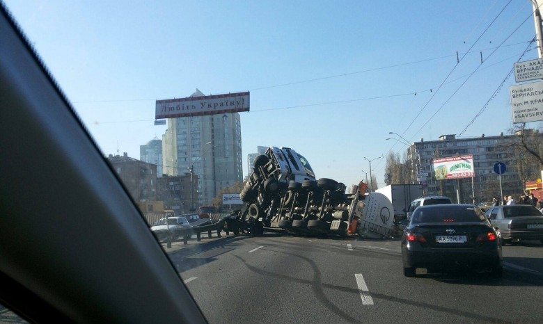 В Киеве перевернувшийся масловоз перекрыл Проспект победы