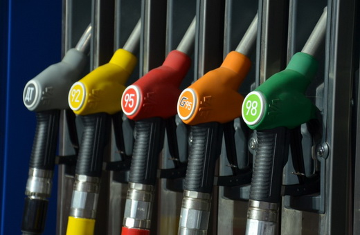 Цена на бензин зависит от курса валют - экономист