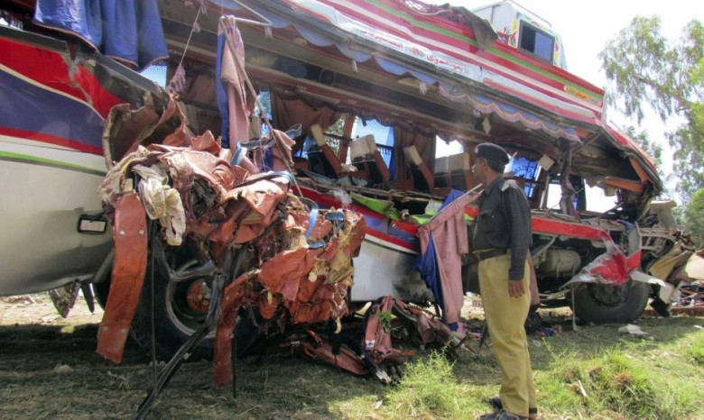 В Пакистане автобус столкнулся с грузовиком — погибли 56 человек