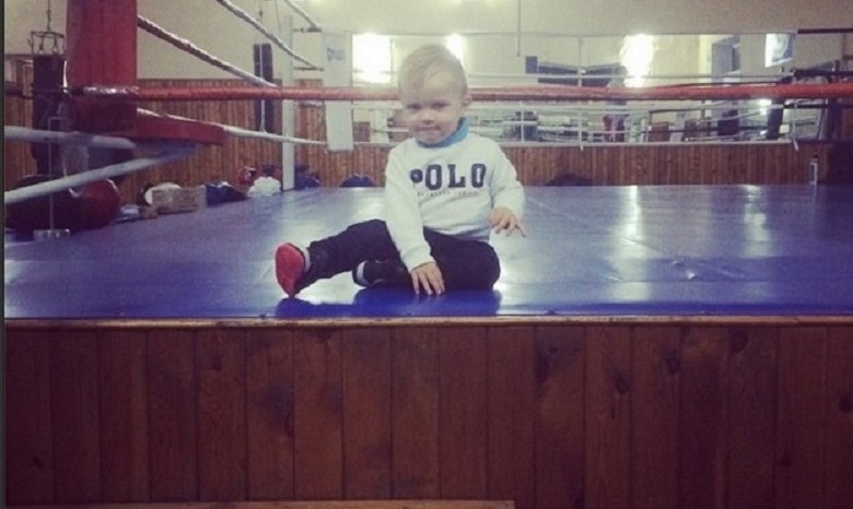Боксер Усик показал фото сына в ринге