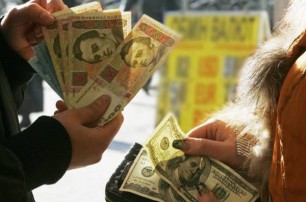 «Черный рынок» валюты — признак нового финансового кризиса в Украине - Financial Times