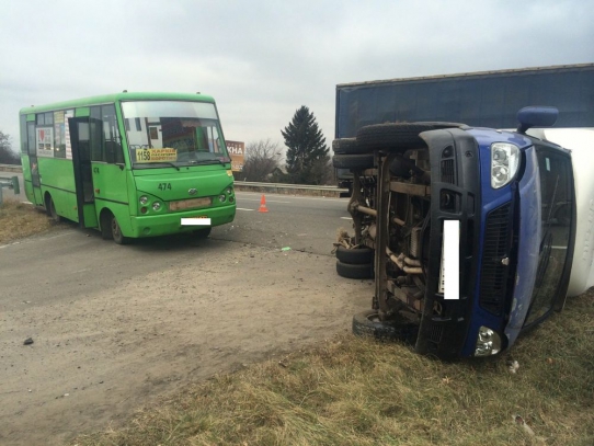 В Харьковской области грузовик столкнулся с автобусом: 4 человека пострадали