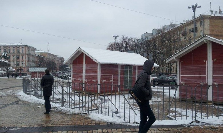 На Софиевской площади в Киеве начали устанавливать рождественские домики