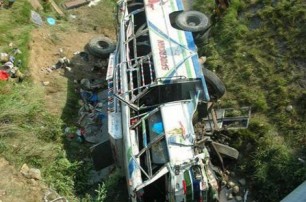 В Непале автобус свалился с горы: 17 человек погибли, 50 ранены