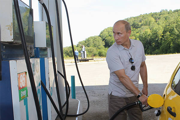 Путина удивляет, что в России дорожает бензин