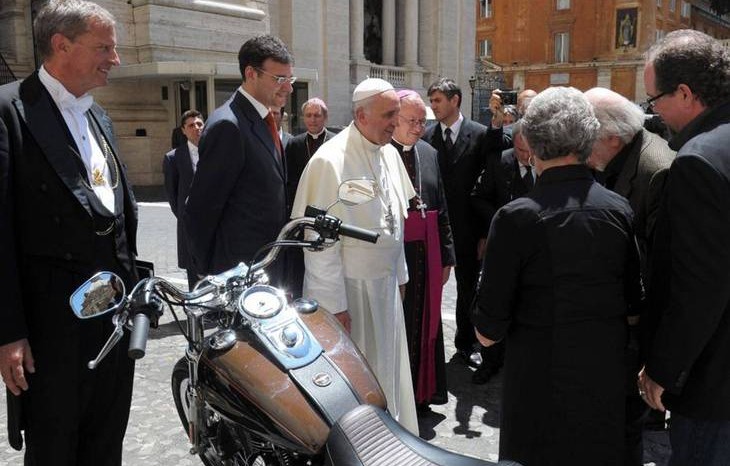 Мотоцикл Harley Davidson Папы Римского продадут с молотка