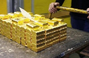 Золотовалютные резервы быстро сокращаются и без поддержки гривны - эксперт