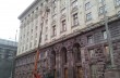 На здании Киевской мэрии ремонтируют гирлянды
