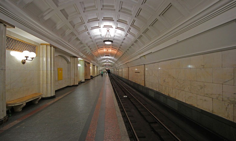 В Киеве на станции «Театральная» под поезд бросился пассажир