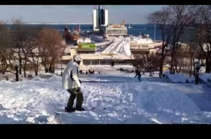 Одесситы катаются на сноубордах по Потемкинской лестнице