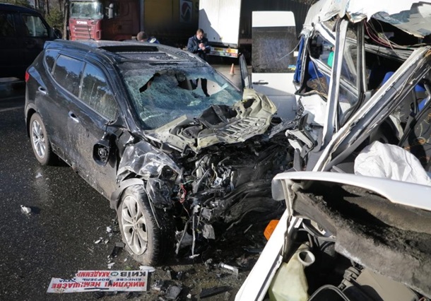 Под Киевом маршрутка попала в аварию - есть жертвы