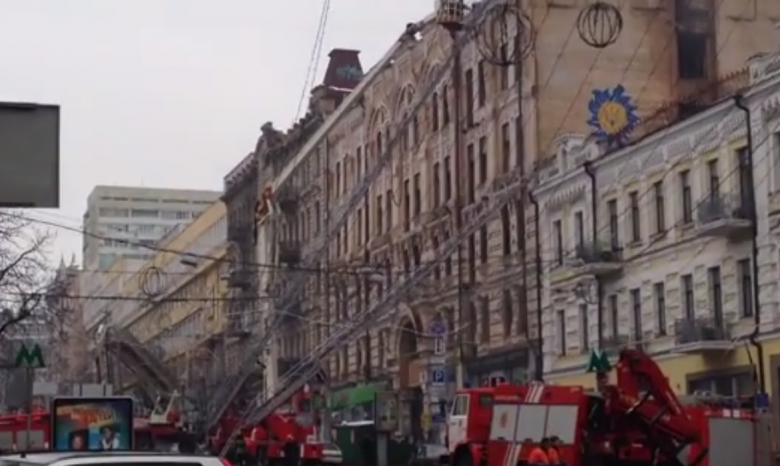В центре Киева пять часов не могут потушить пожар