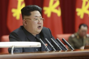 Ким Чен Ын сменил прическу и побрил брови