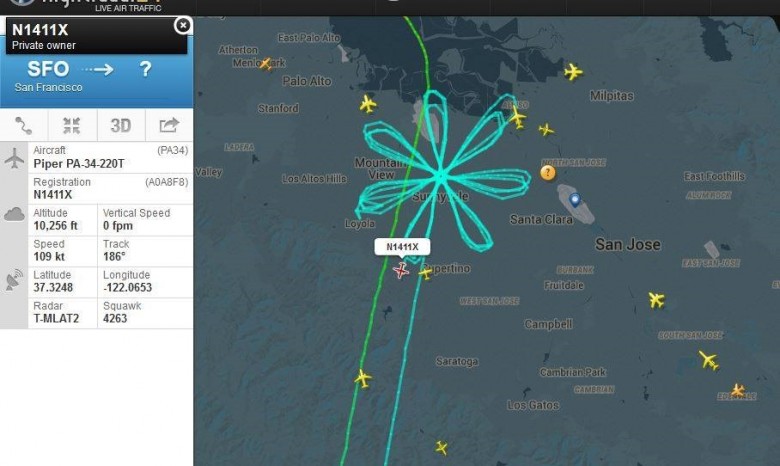 Пилот из Невады нарисовал в небе цветок своим самолетом