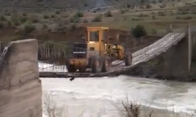 Сумасшедший водитель форсирует на тракторе горную реку