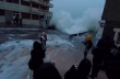 Огромная волна чуть не утащила журналистку в океан в прямом эфире