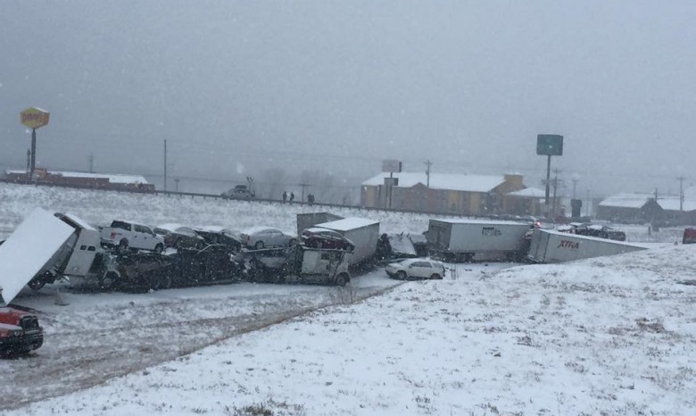 Сразу 30 машин попали в аварию из-за снегопада