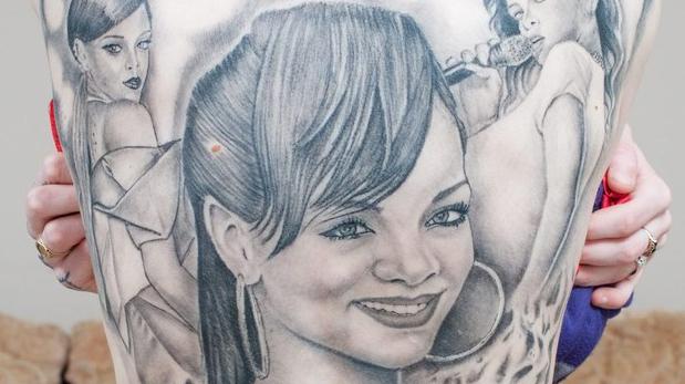 Британка забила тело татуировками с Рианой