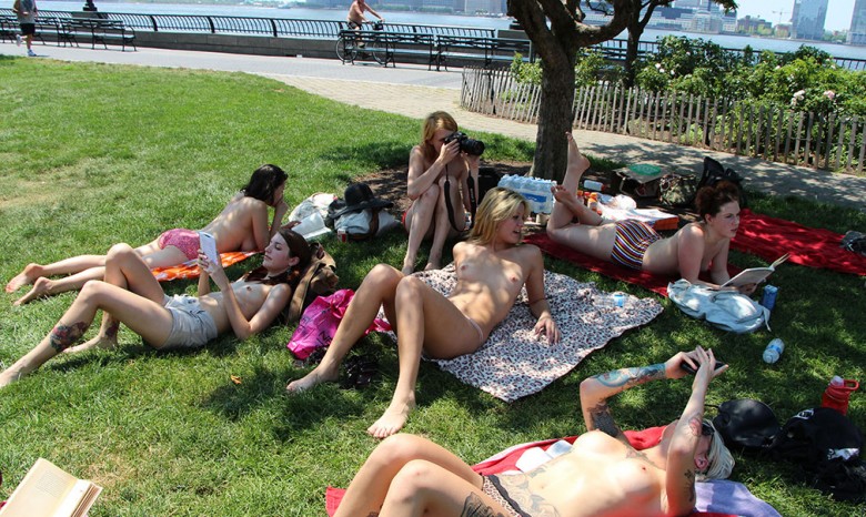Из жилого дома в Нью-Йорке выходят голые люди
