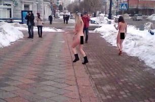 В Хабаровске оштрафовали девушек, игравших голышом в снежки
