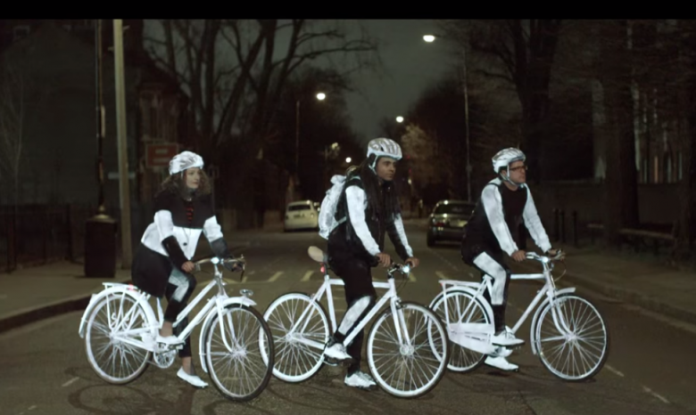 Компания Volvo изобрела краску жизни для велосипедистов