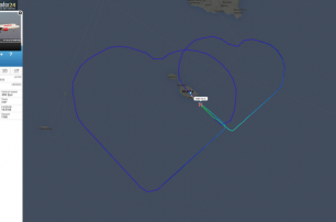 Мальтийский пилот нарисовал самолетом в небе два сердца