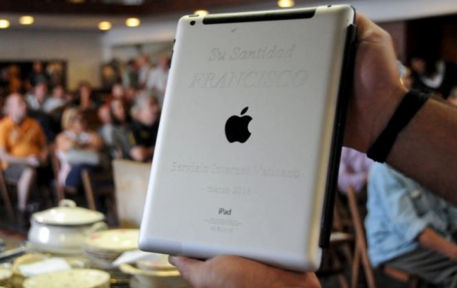 iPad Папы Римского продали за 30 тысяч долларов