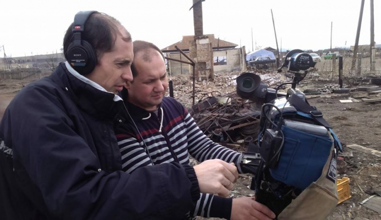 Корреспондента Первого канала пожурили за поджог травы в Хакасии