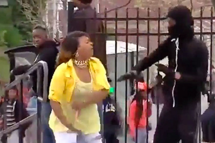 Жительница Балтимора избила сына за участие в беспорядках (видео)