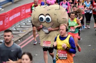 Веселая мошонка пробежала Лондонский марафон