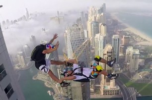 550 парашютистов спрыгнули с самого высокого здания в мире (видео)