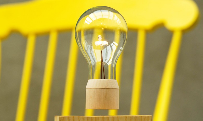 Дизайнер из Швеции создал левитирующую лампочку