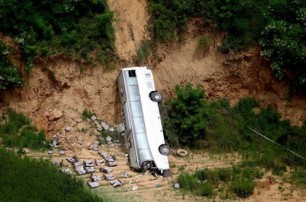 В Китае пассажирский автобус упал в 30-метровое ущелье